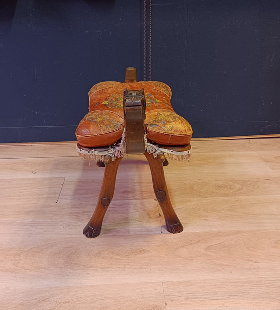 Image 1 of Ägyptisches Kamel Fußhocker Leder und Holz Vintage