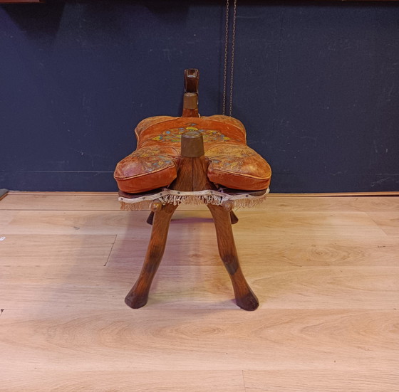 Image 1 of Ägyptisches Kamel Fußhocker Leder und Holz Vintage