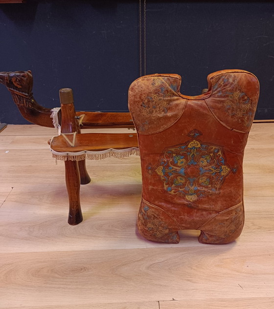 Image 1 of Ägyptisches Kamel Fußhocker Leder und Holz Vintage