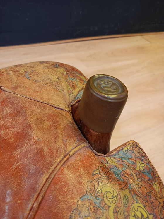 Image 1 of Ägyptisches Kamel Fußhocker Leder und Holz Vintage