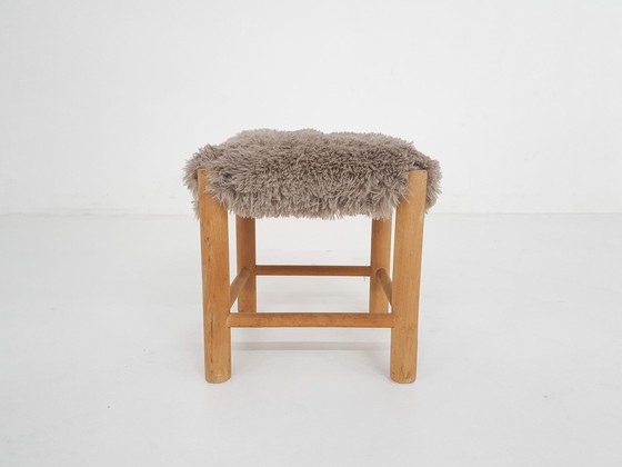 Image 1 of Mid-Century Holzhocker mit Kunstfellpolsterung, Dänemark 1960'S