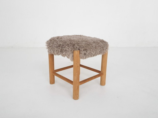 Mid-Century Holzhocker mit Kunstfellpolsterung, Dänemark 1960'S