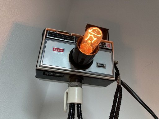 Retro-Lampe aus Taschenkamera mit Stativ