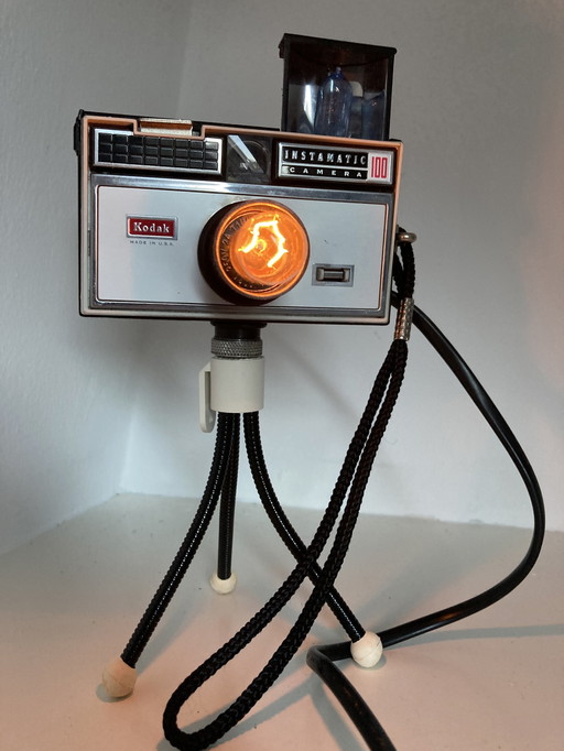 Retro-Lampe aus Taschenkamera mit Stativ