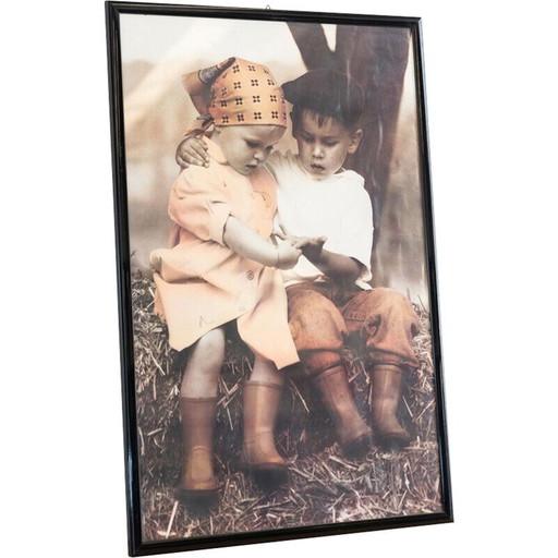 Vintage-Druck mit einem kleinen Jungen und einem kleinen Mädchen mit Schals, die sich an den Händen halten, Italien 2000