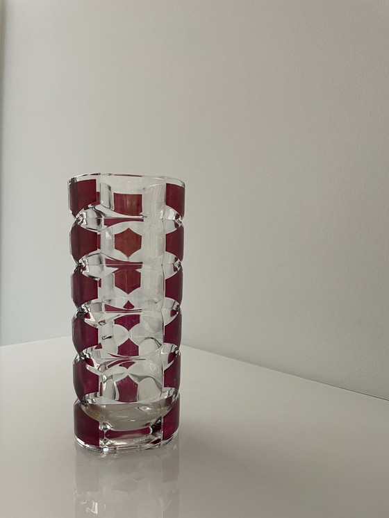 Image 1 of Dreieckige Vase aus geschliffenem Glas mit roten Sechseckmustern