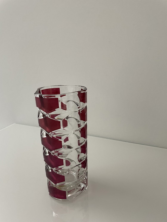 Image 1 of Dreieckige Vase aus geschliffenem Glas mit roten Sechseckmustern