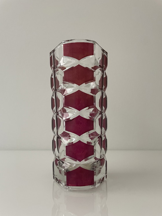 Image 1 of Dreieckige Vase aus geschliffenem Glas mit roten Sechseckmustern