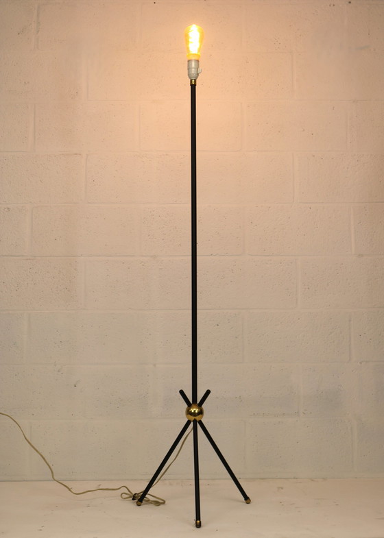 Image 1 of Dänische Stehlampe aus der Mitte des Jahrhunderts aus Metall und Messing Sphere