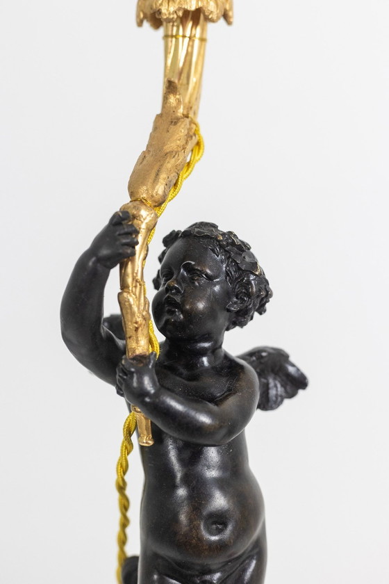 Image 1 of Bronzelampe, die einen Putti darstellt, Marmorsockel. Circa 1880.