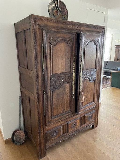 Antiker Nussbaumschrank von 1857