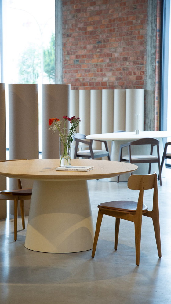 Image 1 of Schöner runder Tisch mit natürlicher Tischplatte und cremefarbenem Fuß (Durchmesser 150 cm)