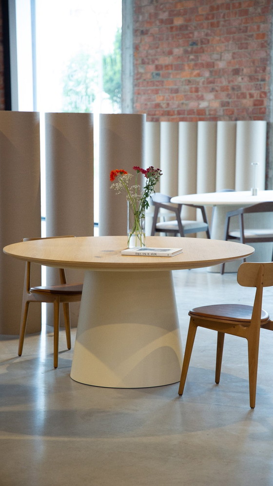 Image 1 of Schöner runder Tisch mit natürlicher Tischplatte und cremefarbenem Fuß (Durchmesser 150 cm)