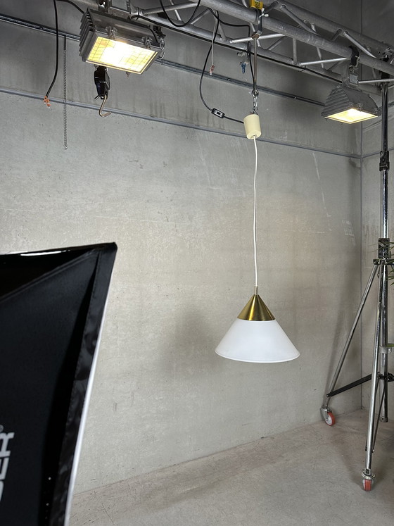 Image 1 of Vintage Glashütte Limburg Pendelleuchte - Opalin und Messing