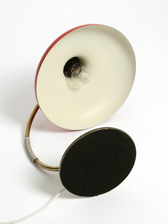 Image 1 of Schöne große Mid Century Modern Tischlampe aus Messing mit rotem Metallschirm