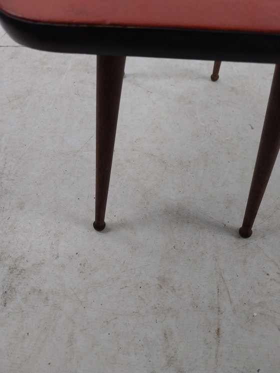 Image 1 of 1 x Pflanztisch aus rotem Vinyl mit schön geformten Beinen