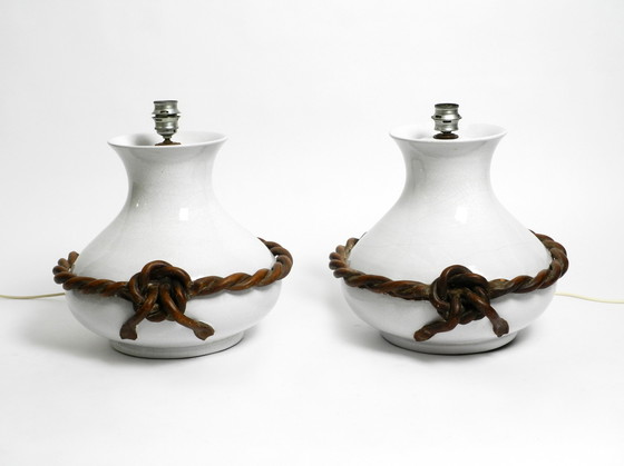 Image 1 of Zwei schöne riesige italienische Keramik-Tischlampen aus der Mitte des Jahrhunderts mit originalen Lampenschirmen