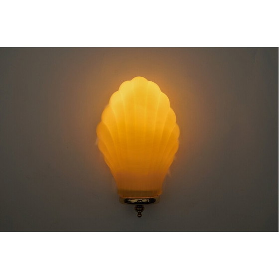 Image 1 of Muschelförmige Wandlampe aus cremefarbenem satiniertem Glas, Italien 1960