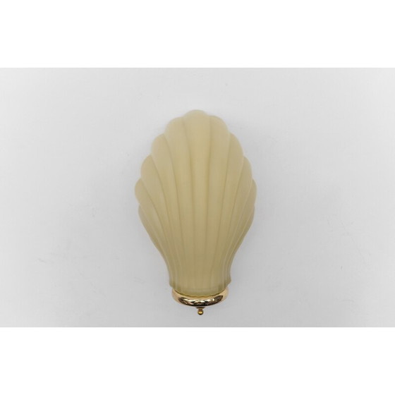 Image 1 of Muschelförmige Wandlampe aus cremefarbenem satiniertem Glas, Italien 1960