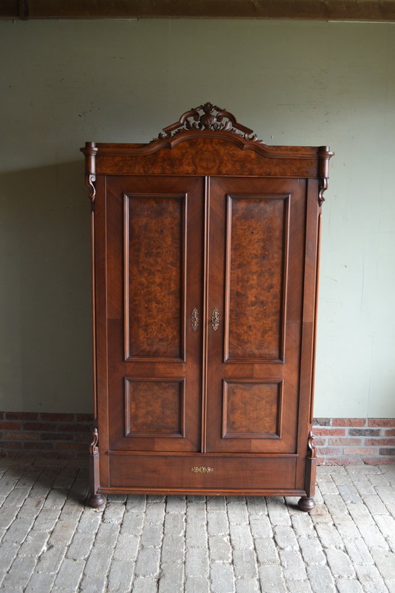 Image 1 of Antiker Wappenschrank aus Nussbaumholz