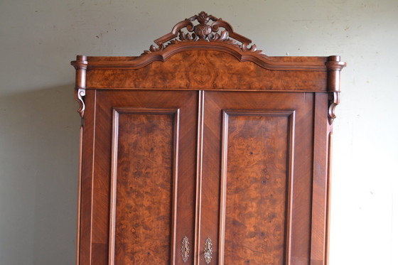 Image 1 of Antiker Wappenschrank aus Nussbaumholz