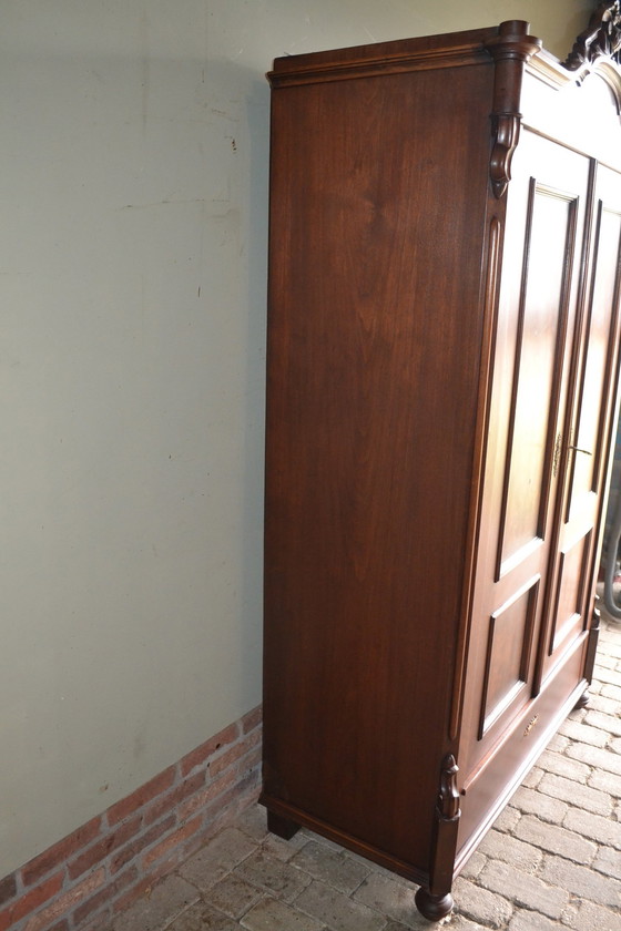 Image 1 of Antiker Wappenschrank aus Nussbaumholz