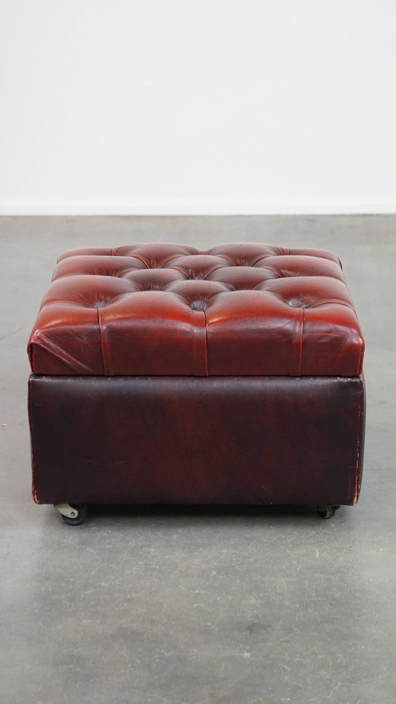 Image 1 of Rotes Rindsleder Quadratische Chesterfield Hocker