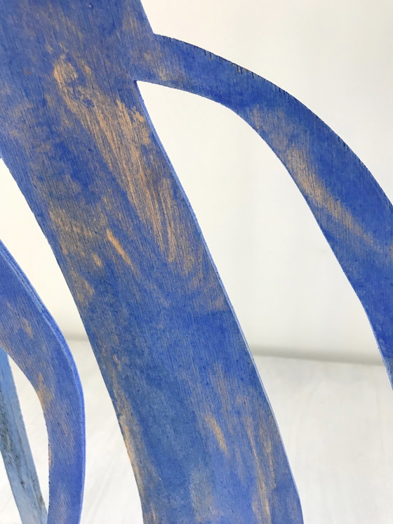 Image 1 of Klaas Gubbels Holzobjekt blauer Tisch + Wasserkocher