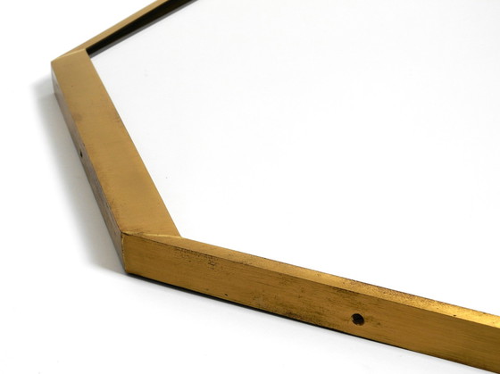 Image 1 of Großer ungewöhnlicher italienischer Mid Century Modern Achteckiger Wandspiegel aus Messing mit einer leichten schönen Patina