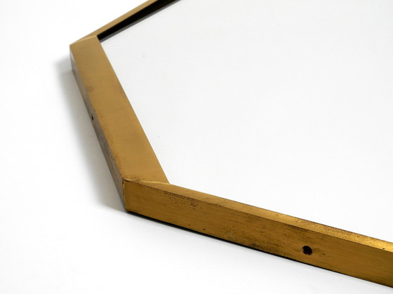 Image 1 of Großer ungewöhnlicher italienischer Mid Century Modern Achteckiger Wandspiegel aus Messing mit einer leichten schönen Patina