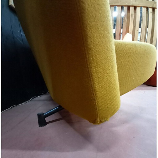 Vintage geschwungenes 3-Sitzer-Sofa in gelbem Stoff mit Metallstruktur1980er Jahre