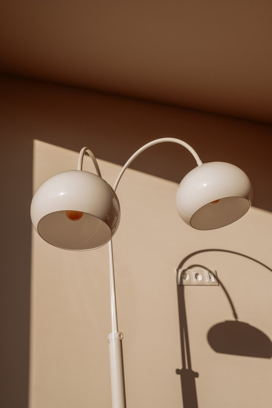 Image 1 of Weiße Vintage-Stehlampe mit doppeltem Bogen