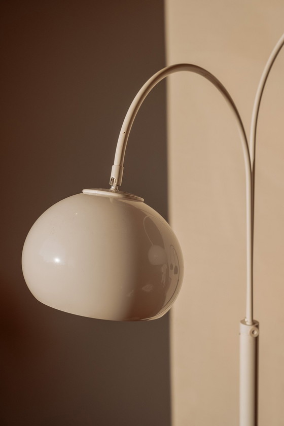 Image 1 of Weiße Vintage-Stehlampe mit doppeltem Bogen