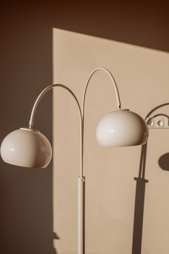 Image 1 of Weiße Vintage-Stehlampe mit doppeltem Bogen