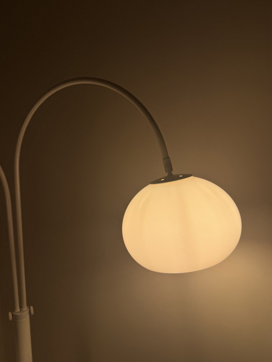 Image 1 of Weiße Vintage-Stehlampe mit doppeltem Bogen