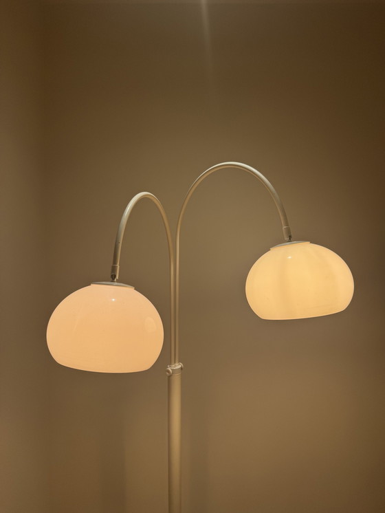 Image 1 of Weiße Vintage-Stehlampe mit doppeltem Bogen