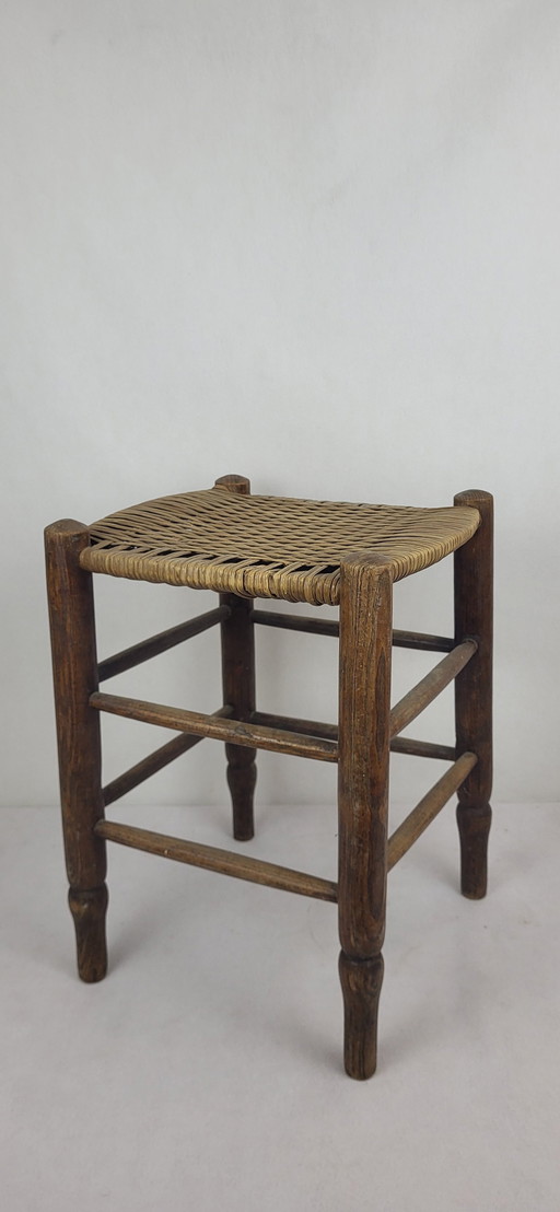 Hocker Aus Geflochtenem Rattan