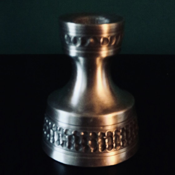 Image 1 of Ein Paar Kerzenhalter aus weißem Zinn, verziert mit Bas-Relief. "Perletin". Norwegen 1960