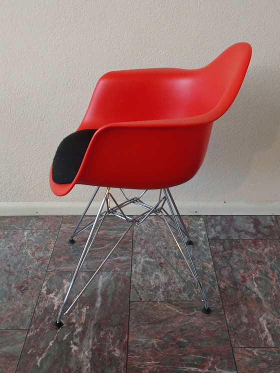 Image 1 of 2 x Vitra Eames Plastic Armlehnstuhl DAR