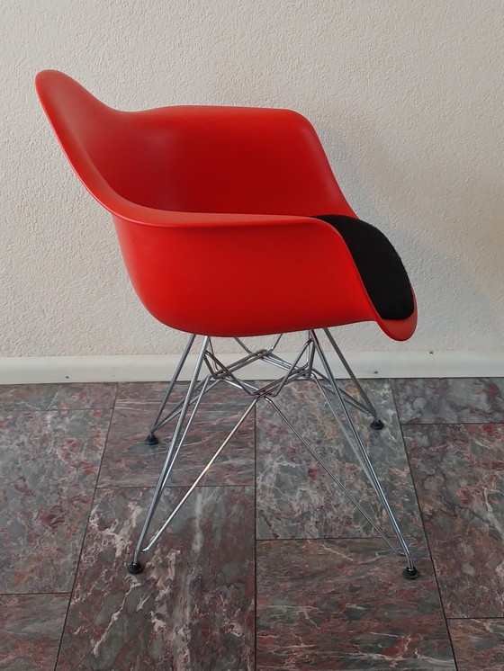 Image 1 of 2 x Vitra Eames Plastic Armlehnstuhl DAR