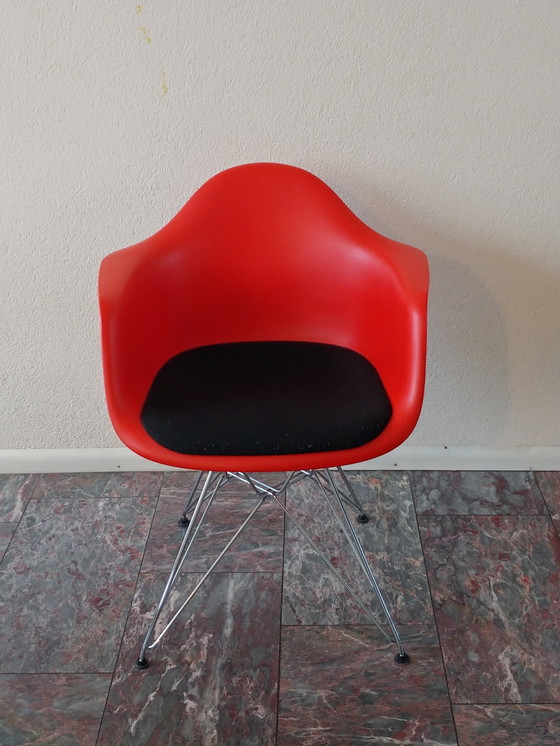 Image 1 of 2 x Vitra Eames Plastic Armlehnstuhl DAR