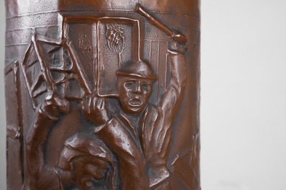 Image 1 of Schirmständer aus Kupfer mit gehämmertem Relief eines mittelalterlichen Cafés, Frankreich ca. 1900