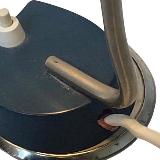 Image 1 of Ca. 50er Jahre Design – Nacht- oder Schreibtischlampe – neu verkabelt – Blau Metallsockel und Pressglasschirm