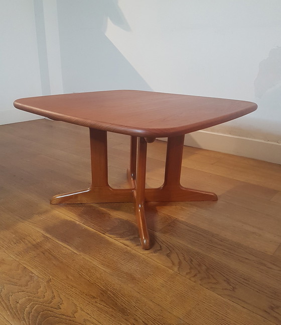 Image 1 of Klassischer dänischer Couchtisch aus massivem Teakholz von 1960