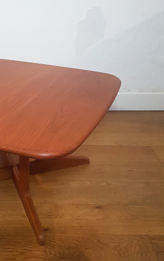 Image 1 of Klassischer dänischer Couchtisch aus massivem Teakholz von 1960