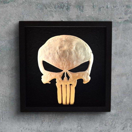 Der Punisher Schädel vergoldet in 23Ct Gold in Kunstwerk Rahmen
