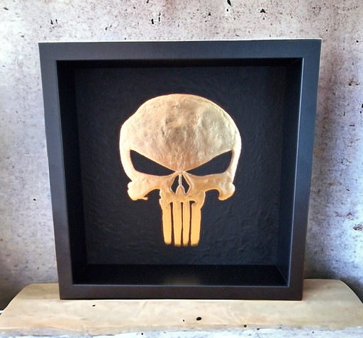 Der Punisher Schädel vergoldet in 23Ct Gold in Kunstwerk Rahmen