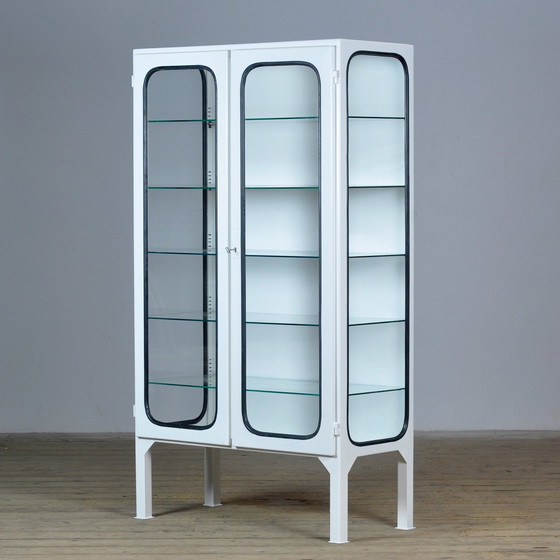 Image 1 of Restaurierte Vintage Eisen und Glas medizinischen Schrank, 1970'S