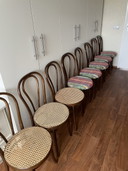 8 x Thonet -Stuhl und 1 Barhocker