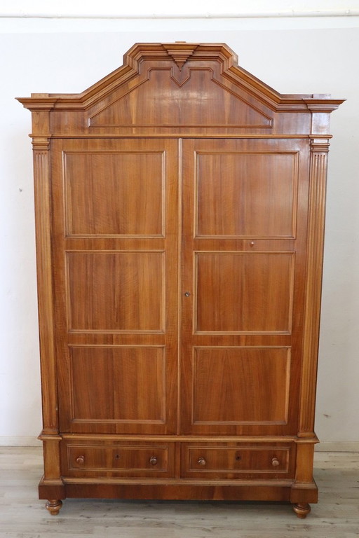 Antiker Holzkleiderschrank, 19. Jahrhundert